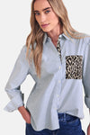 Blauwe gestreepte blouse van STREET ONE, met borstzak met luipaardprint, gedragen met een wijde jeans en een gewatteerde tas.