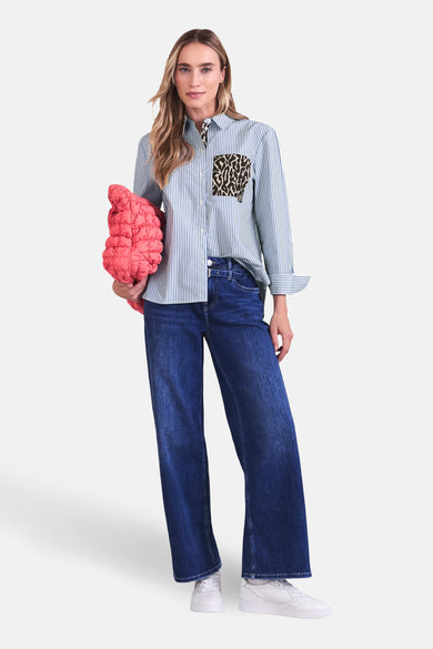 Chemisier bleu à rayures de STREET ONE, avec poche poitrine à motif léopard, porté avec un jean ample et un sac matelassé.
