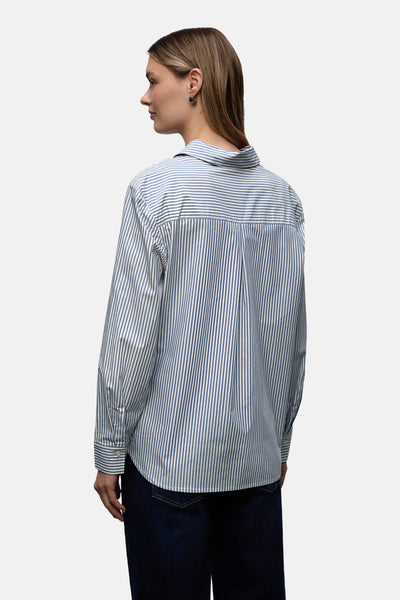 Blauwe gestreepte blouse van STREET ONE, losse pasvorm met knoopsluiting en rugplooi.