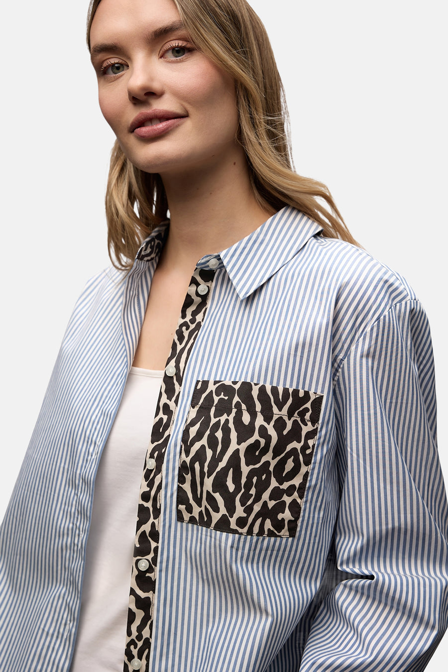Blouse (lange mouwen) blauw van STREET ONE met opgestikte zak met dierenprint aan de voorkant.