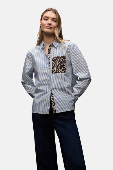 Gestreept overhemd in blauw en wit van Street One, met borstzak met luipaardprint, gedragen met een donkerblauwe jeans.