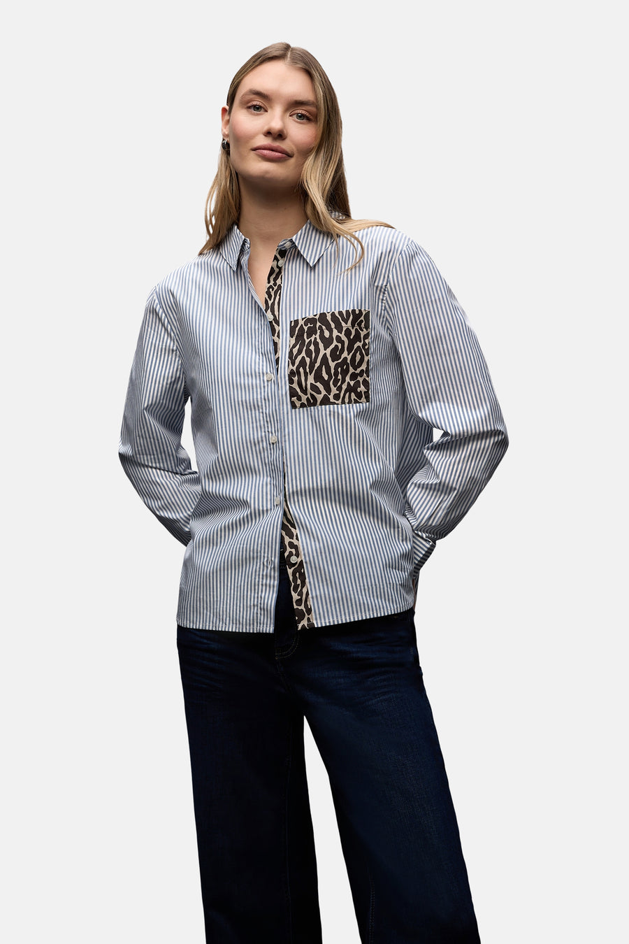 Gestreept overhemd in blauw en wit van Street One, met borstzak met luipaardprint, gedragen met een donkerblauwe jeans.
