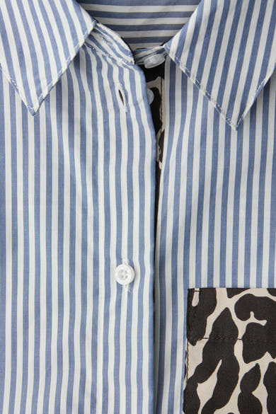 Blauwe gestreepte blouse van STREET ONE met opgestikte zak met giraffenprint en witte knopen.