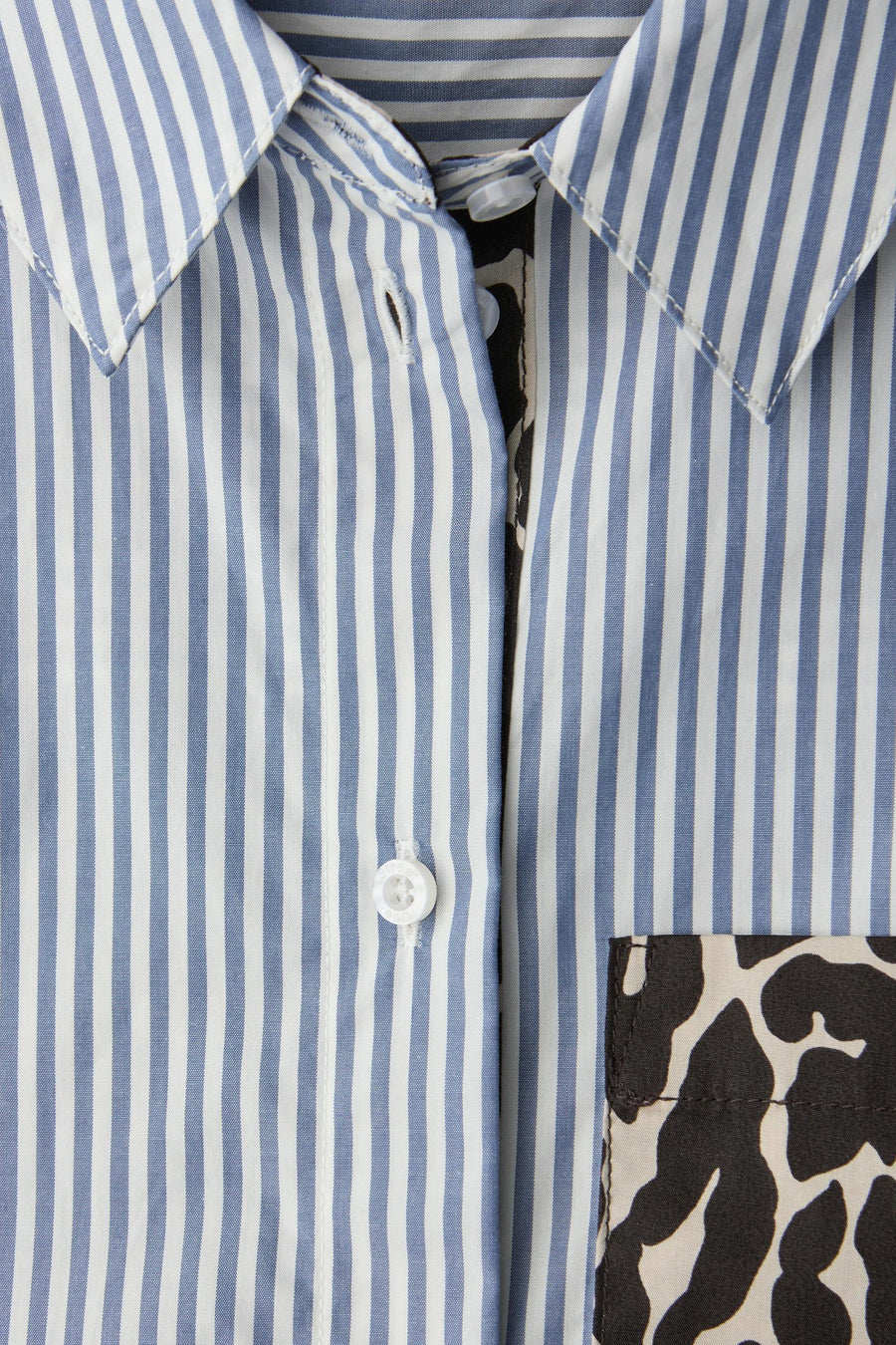 Blauwe gestreepte blouse van STREET ONE met opgestikte zak met giraffenprint en witte knopen.