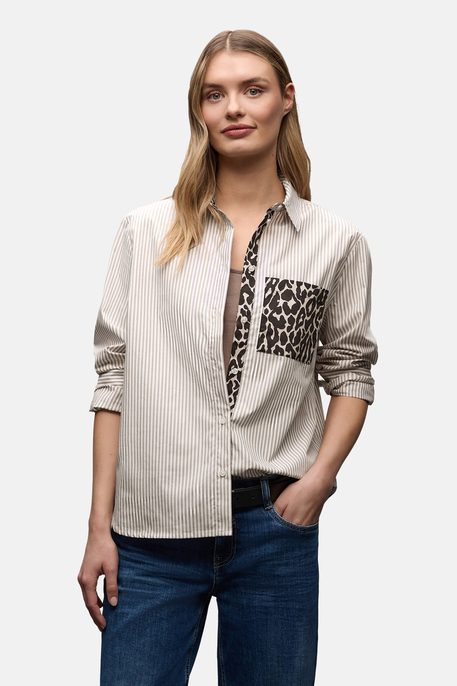 Multikleurige blouse (lange mouwen) van Street One, gestreept met luipaardprint op de zak. Gedragen met een blauwe jeans.