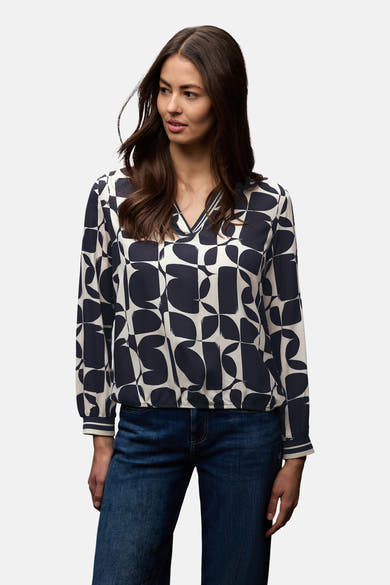 Multikleurige blouse met lange mouwen van STREET ONE, met grafische print en gedragen met een wijde jeans en sneakers.