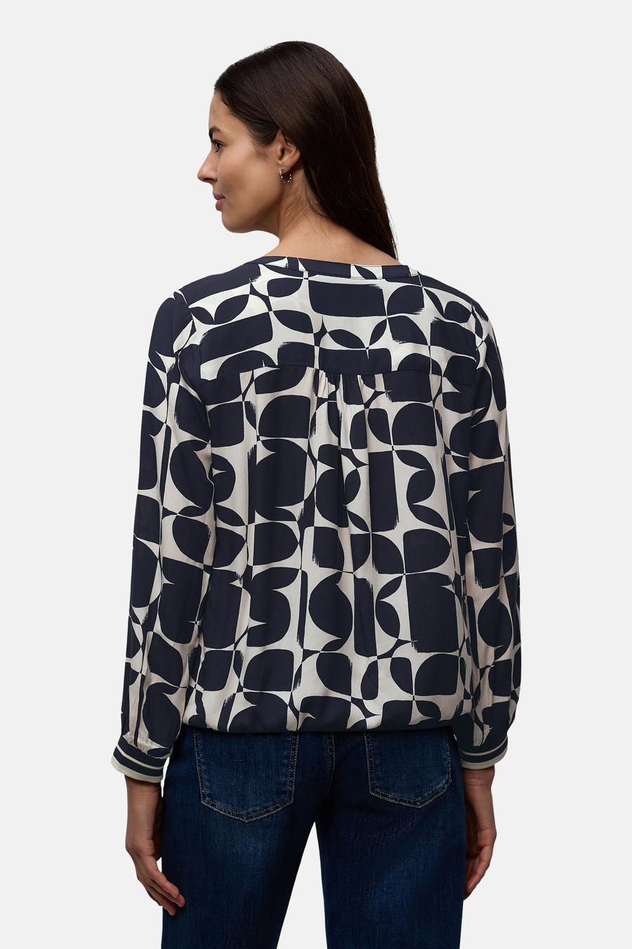 Multikleurig overhemd met lange mouwen van STREET ONE met geometrisch patroon, gedragen met een blauwe jeans.