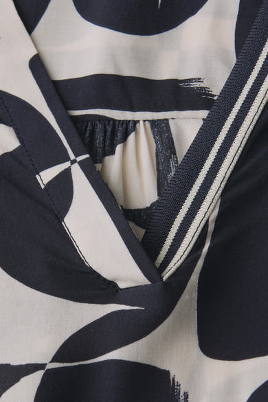 Multikleurig overhemd met lange mouwen van Street One, met zwart-beige abstracte print, afgezet V-hals.