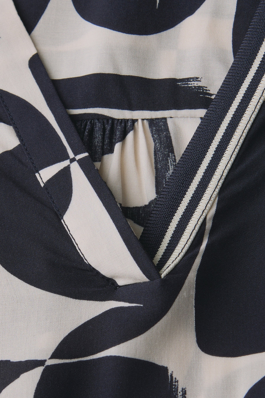 Multikleurig overhemd met lange mouwen van Street One, met zwart-beige abstracte print, afgezet V-hals.