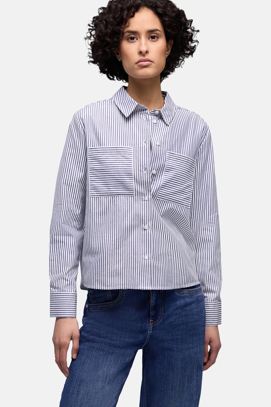 Chemise à manches longues bleue rayée de STREET ONE, avec poches plaquées et portée sur un jean bleu.