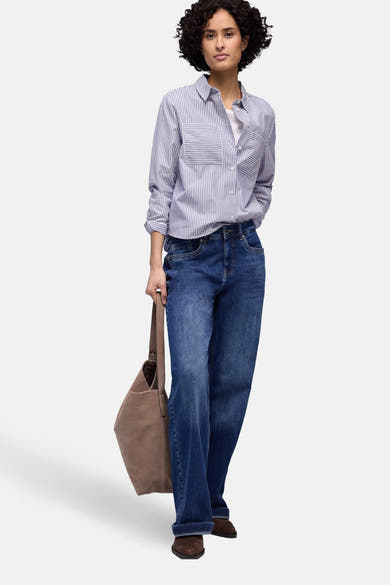 Chemisier à manches longues bleu de STREET ONE, rayé blanc et bleu, porté avec un jean et un sac beige.