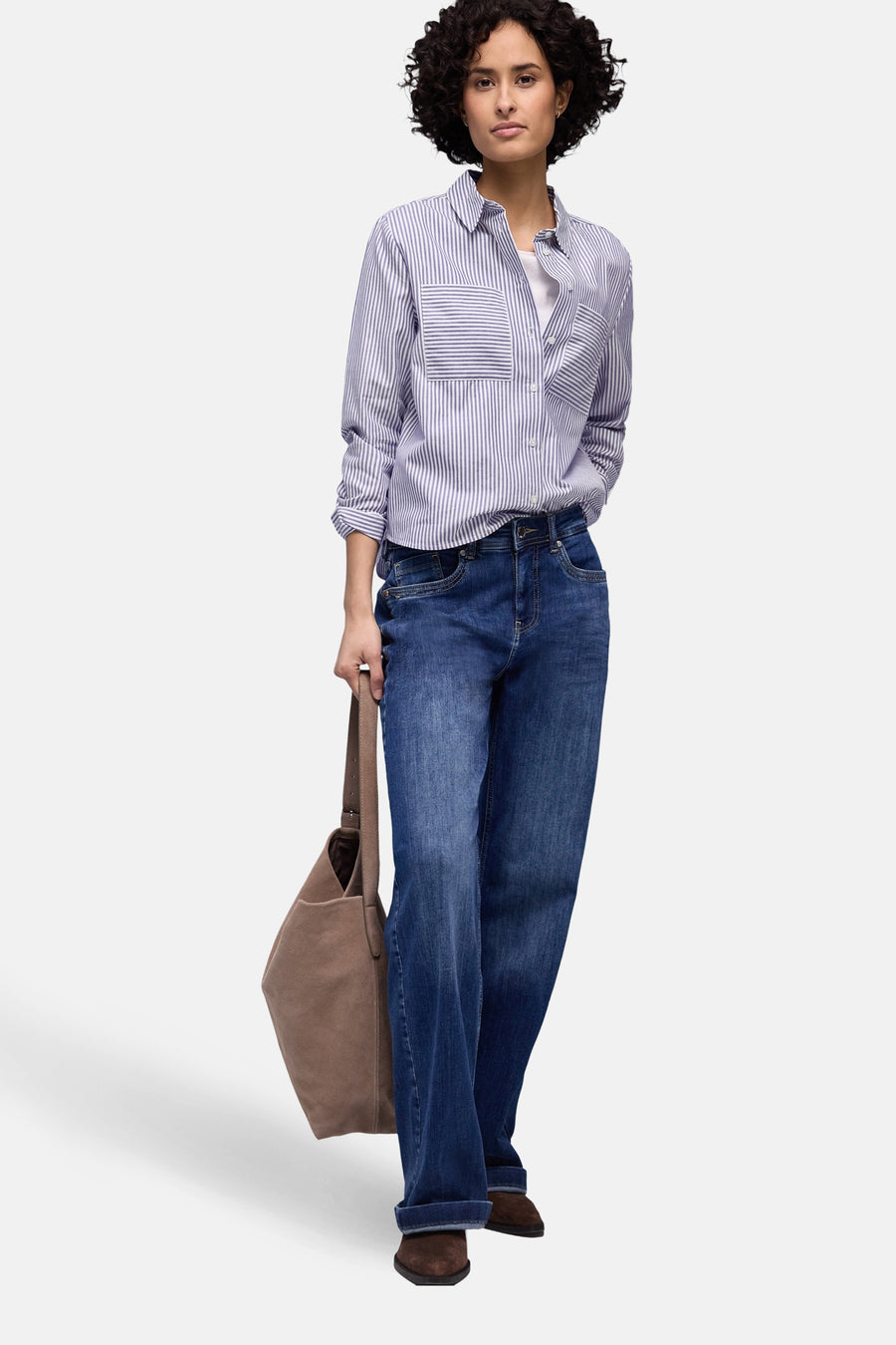 Chemisier à manches longues bleu de STREET ONE, rayé blanc et bleu, porté avec un jean et un sac beige.