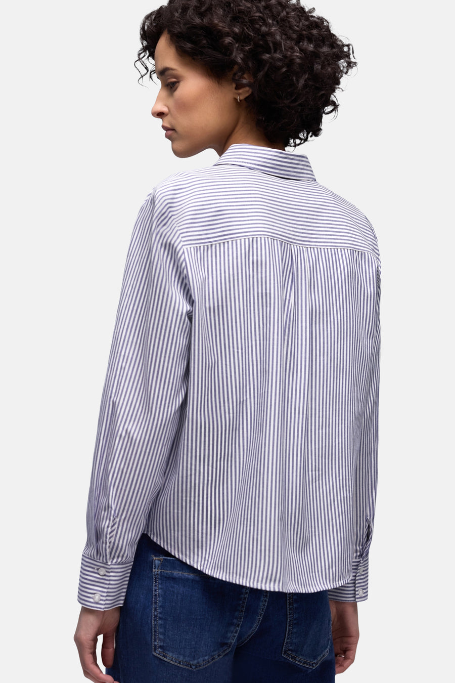 Chemise à manches longues bleue rayée de STREET ONE, avec des plis au dos et portée avec un jean.