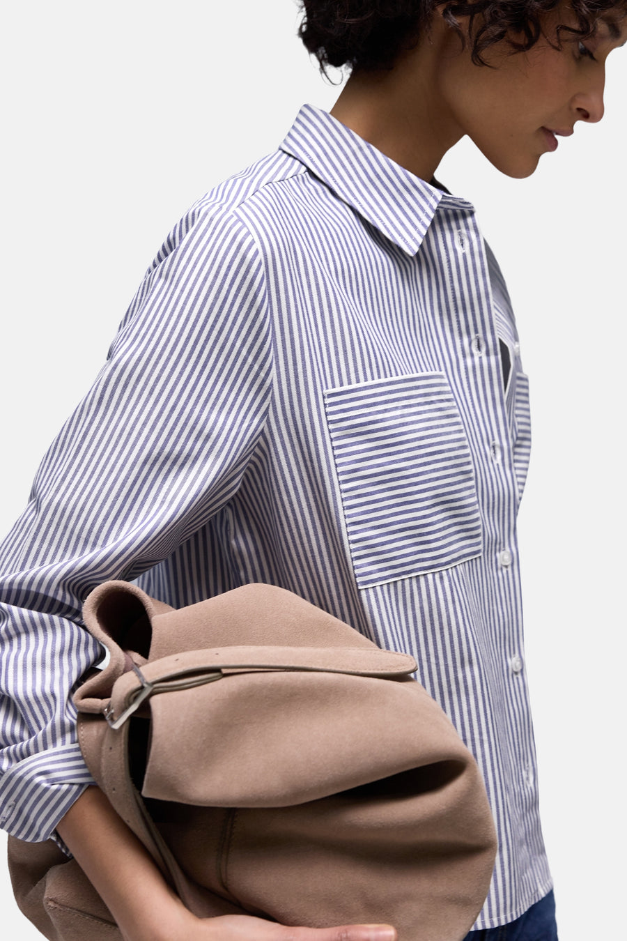 Chemise à manches longues bleue et blanche rayée de STREET ONE, portée avec un sac à bandoulière en daim beige.