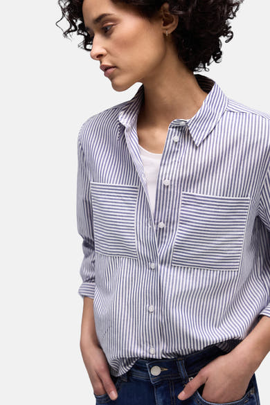 Chemise à manches longues bleue rayée de STREET ONE, avec poches poitrine et coupe décontractée, portée avec un jean.