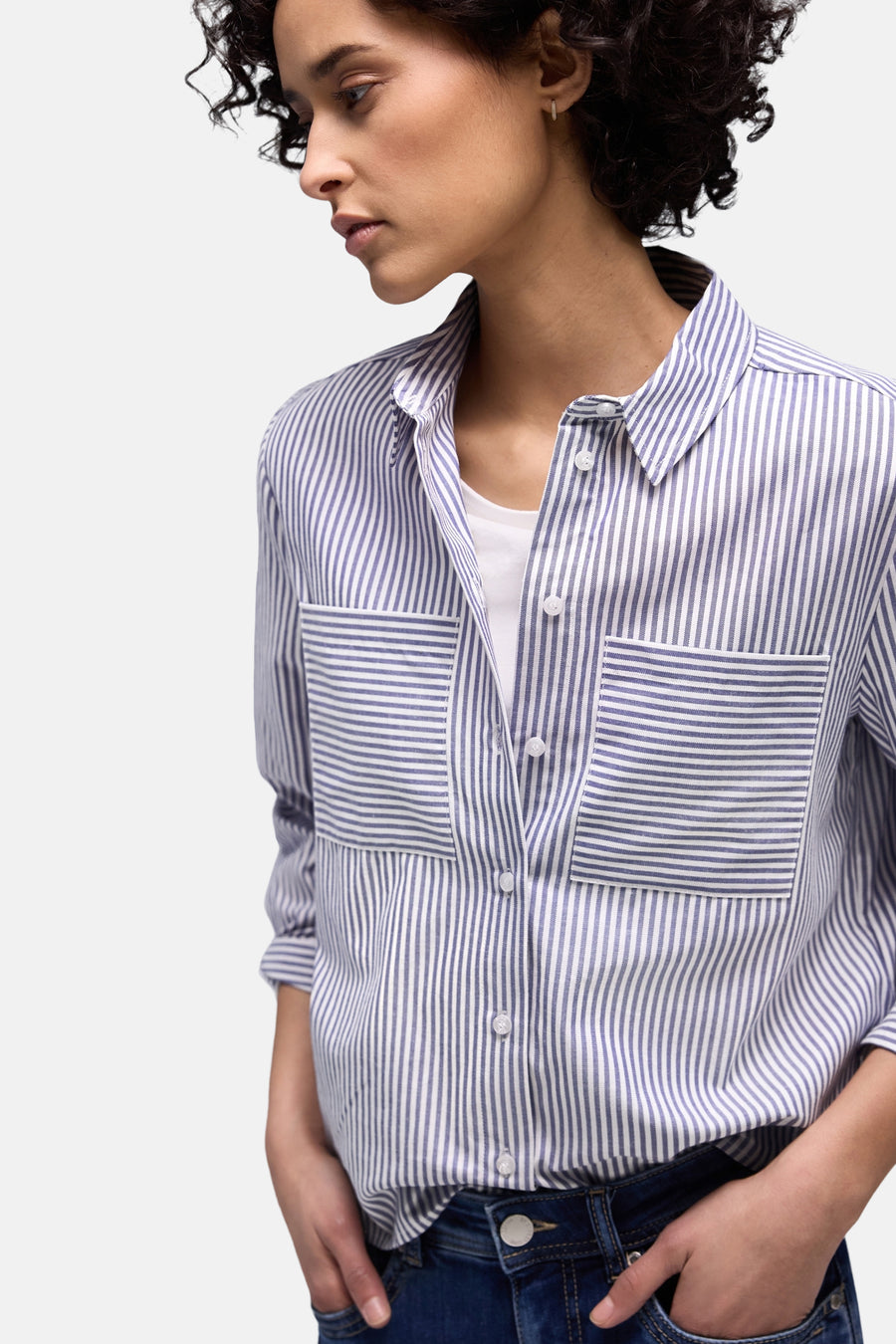 Chemise à manches longues bleue rayée de STREET ONE, avec poches poitrine et coupe décontractée, portée avec un jean.