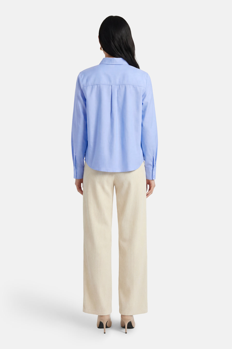 Chemise à manches longues bleue de STREET ONE, vue de dos, portée avec un pantalon beige en velours côtelé et des talons hauts.