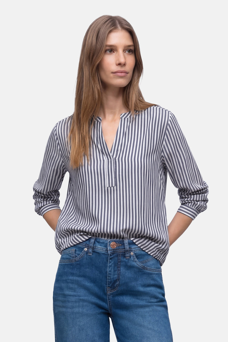 Blouse met lange mouwen in het blauw van STREET ONE met witte verticale strepen en een losse pasvorm, gedragen met een spijkerbroek.
