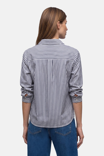 Blouse met lange mouwen in het blauw van Street One, verticale strepen en details bij de manchetten, gedragen met een spijkerbroek.