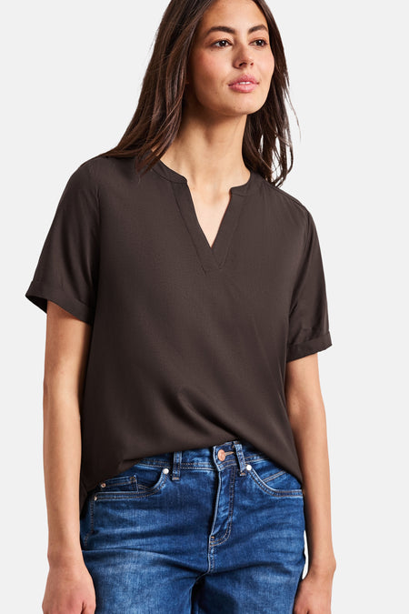 Blouse brune de STREET ONE à col V et manches courtes retroussées, portée avec un jean bleu.
