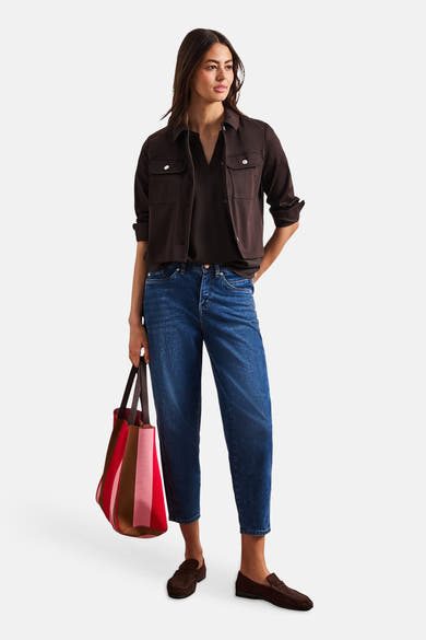 Blouse brune de STREET ONE, portée ouverte avec poches poitrine sur un top foncé, un jean bleu, des mocassins marron et un sac rayé.