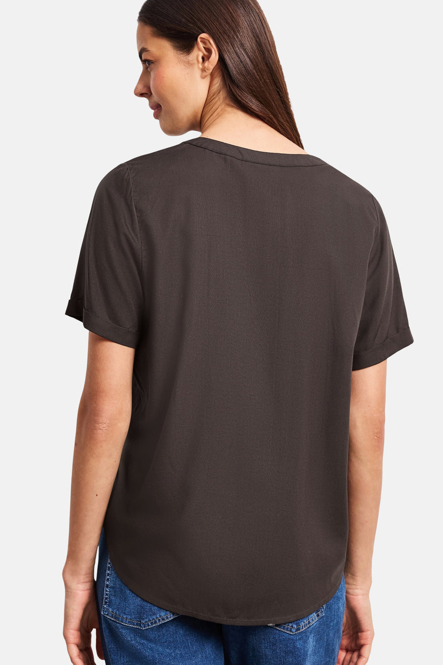 Bruin blouse met korte mouwen van STREET ONE met gebogen zoom, achterzicht op een vrouw in spijkerbroek.