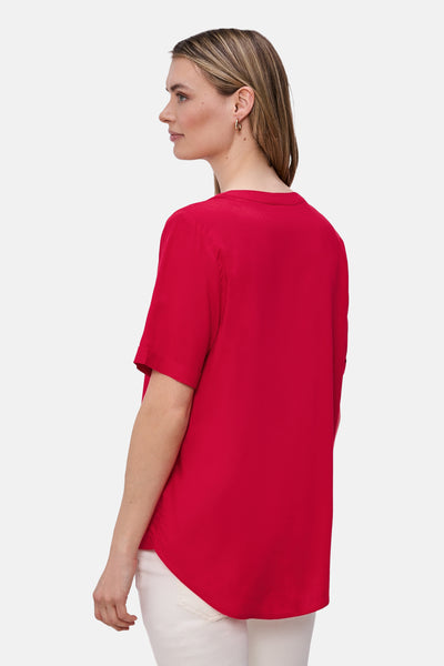 Rood overhemd met korte mouwen van STREET ONE, effen achterkant, gedragen met een witte broek.