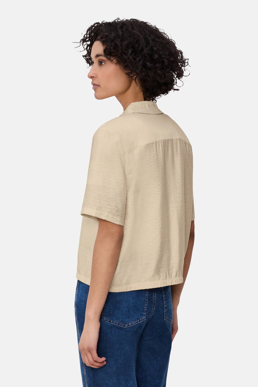 Beige T-shirt met korte mouwen van Street One, plooien detail, gedragen met een blauwe jeans.
