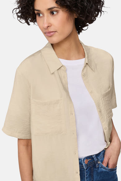 Beige overhemd met korte mouwen van STREET ONE, gedragen open over een wit T-shirt en een spijkerbroek.