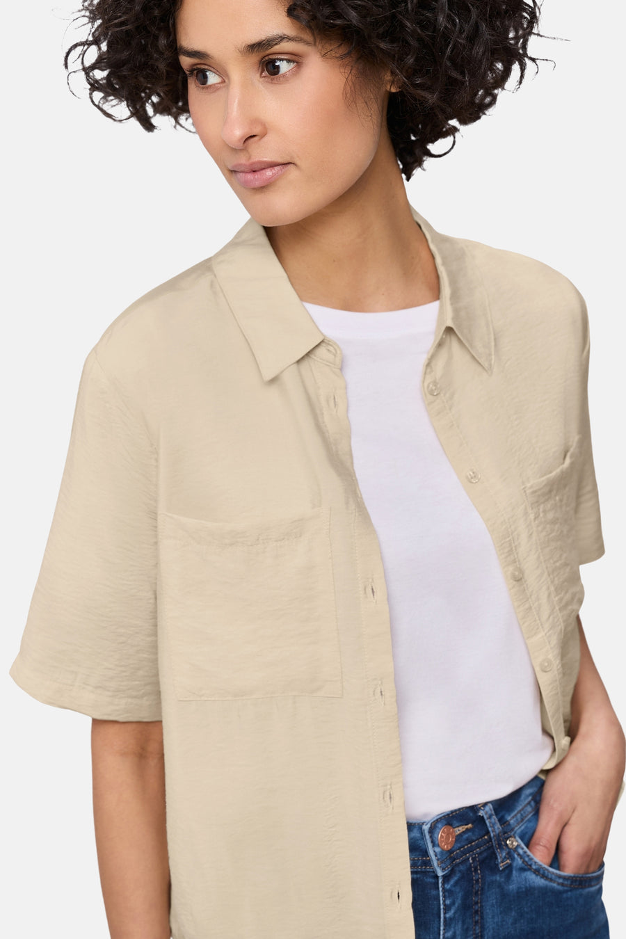 Beige overhemd met korte mouwen van STREET ONE, gedragen open over een wit T-shirt en een spijkerbroek.