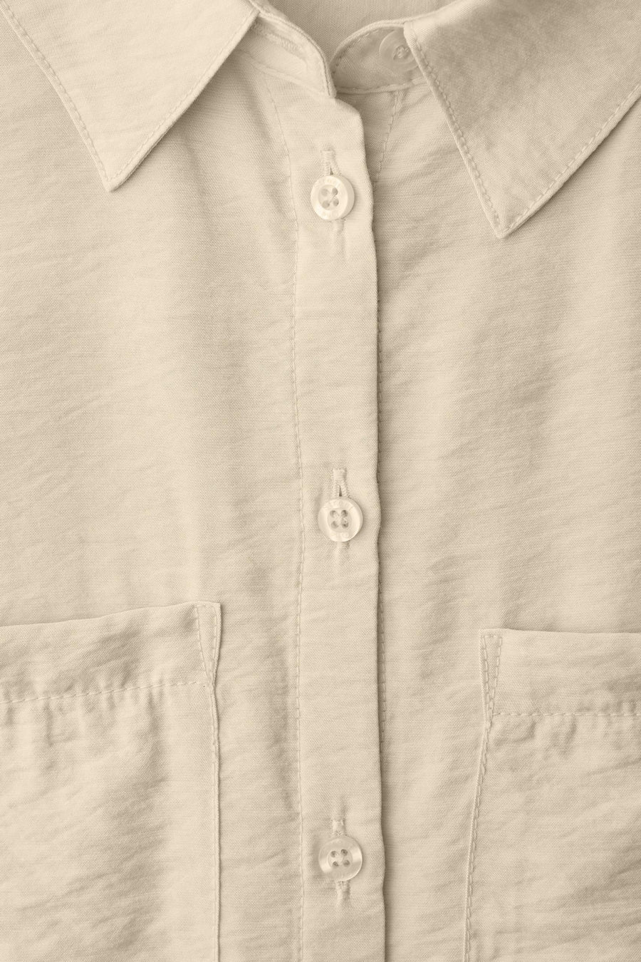 Beige blouse van STREET ONE, met korte mouwen, knopen en zichtbare borstzakken.