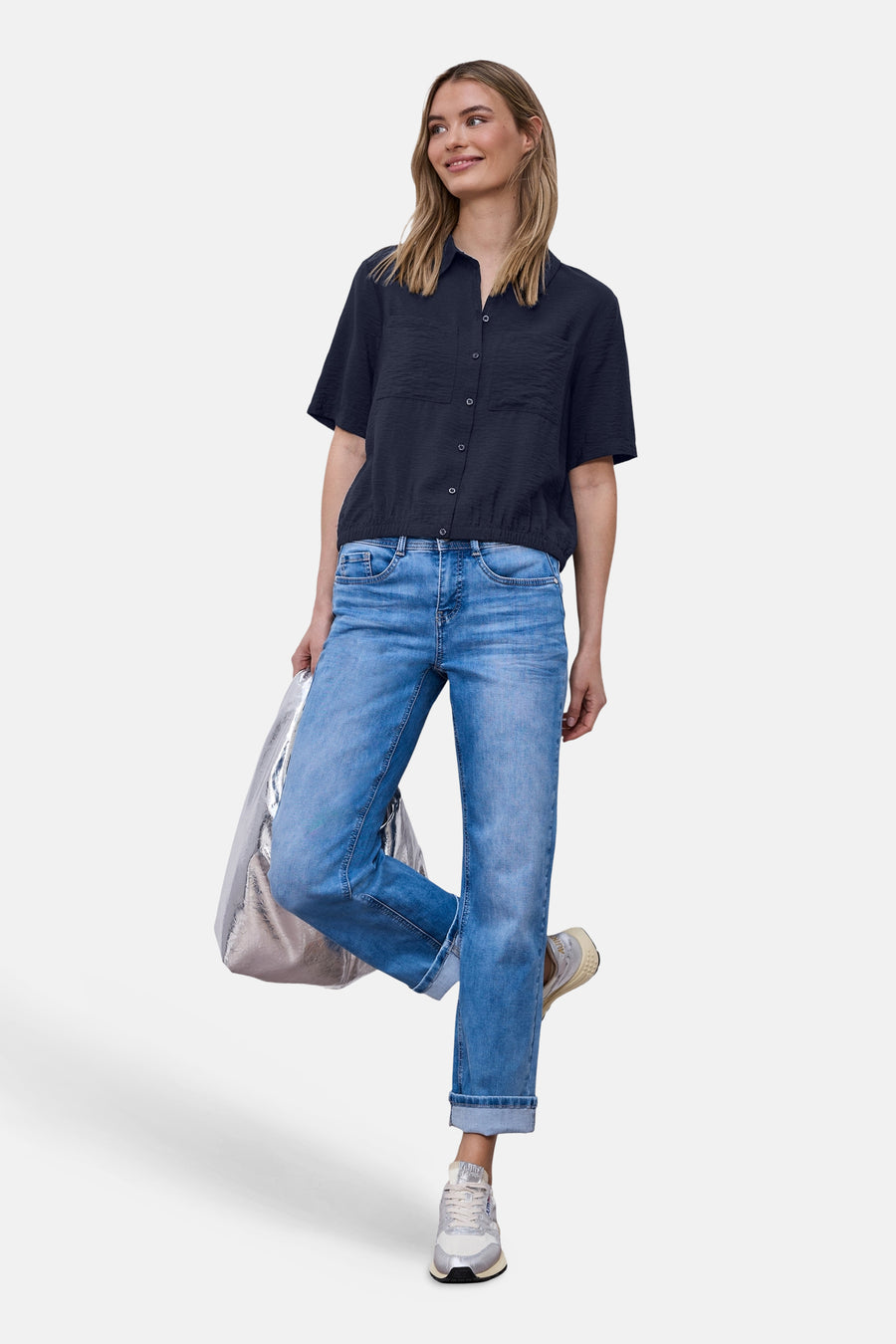 Chemise bleue à manches courtes de Street One, avec une texture subtile et des poches poitrine boutonnées.