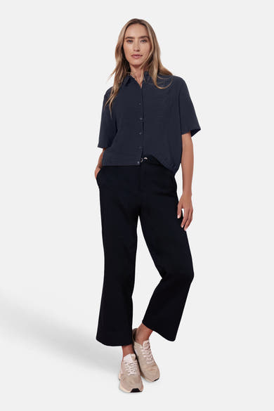 Blauw overhemd met korte mouwen van STREET ONE met knopen, gedragen met een zwarte broek met hoge taille en beige sneakers.