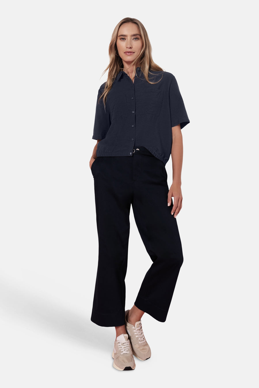 Blauw overhemd met korte mouwen van STREET ONE met knopen, gedragen met een zwarte broek met hoge taille en beige sneakers.