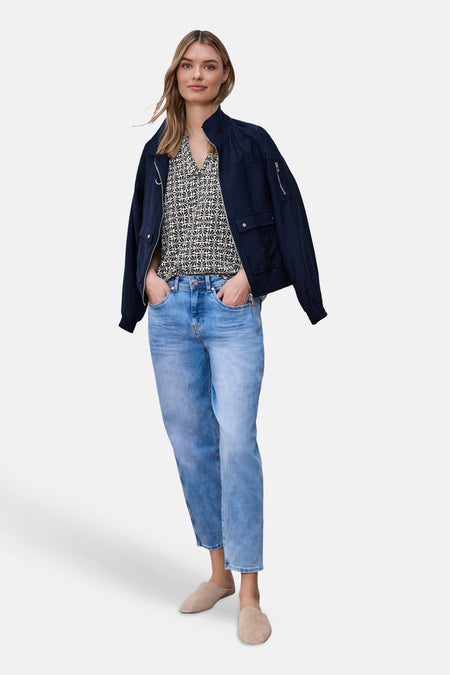 Chemisier à manches courtes multicolore de STREET ONE, porté avec une veste bleu marine et un jean bleu.