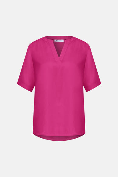 Blouse rose de STREET ONE avec un col en V, des manches courtes et un ourlet incurvé.