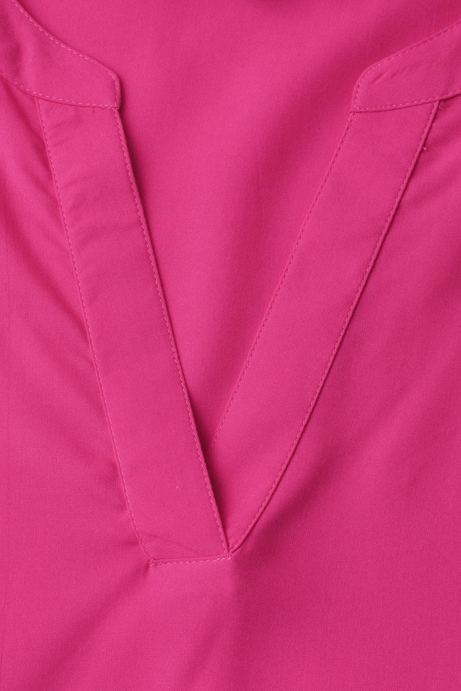 Blouse rose fuchsia de STREET ONE avec décolleté en V et coutures apparentes.