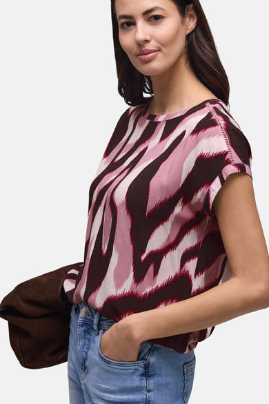 Multikleurige blouse met korte mouwen van STREET ONE, roze, bruin en wit abstract patroon, van achteren gedragen met een spijkerbroek.