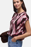 Multikleurige blouse met korte mouwen van STREET ONE, roze, bruin en wit abstract patroon, van achteren gedragen met een spijkerbroek.