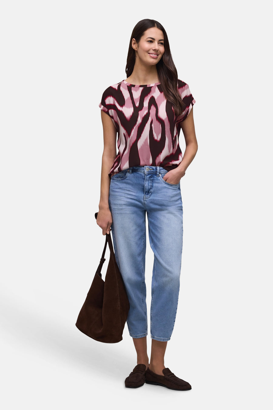 Blouse multicolore de la marque STREET ONE avec motif abstrait rose et bordeaux, portée avec un jean clair et des mocassins.