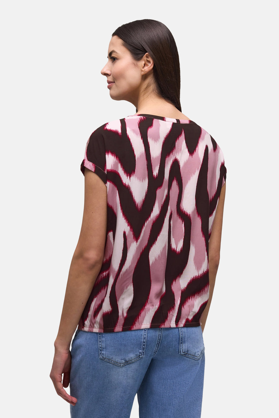 Blouse multicolore à manches courtes de STREET ONE, motif abstrait rose, marron et blanc, vue de dos portée avec un jean.