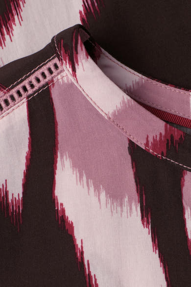 Multikleurige blouse van STREET ONE met bruin, roze en bordeauxrood ikat-patroon en een textuurpaspoortdetail bij de kraag.