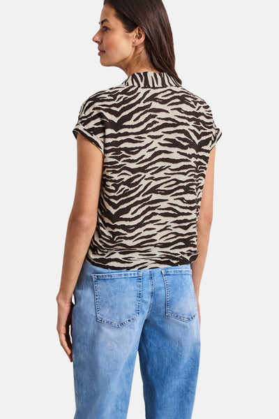 Chemise multicolore de STREET ONE à motif zèbre, à manches courtes, portée de dos par une femme avec un jean clair.