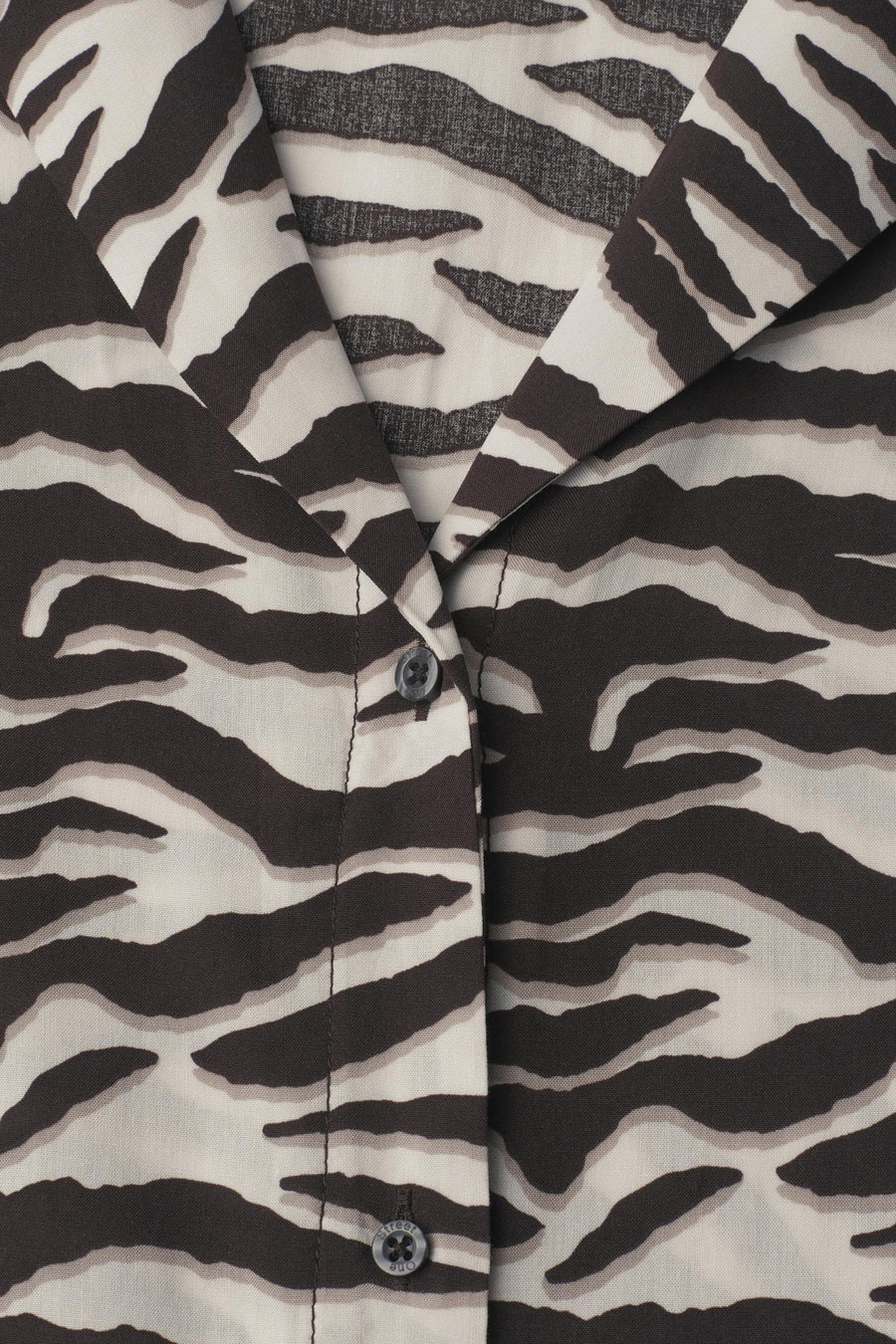 Multikleurig overhemd van STREET ONE met donkergrijs en gebroken wit zebraprint, met V-hals en gegraveerde knoop.