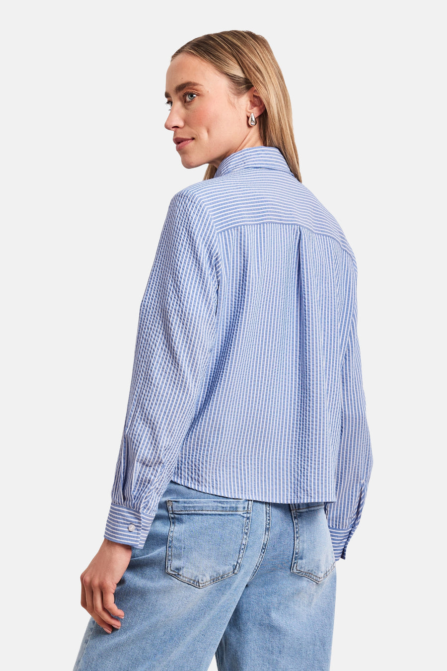 Blauwe en witte gestreepte seersucker blouse van STREET ONE, lange mouwen, achterzijde.