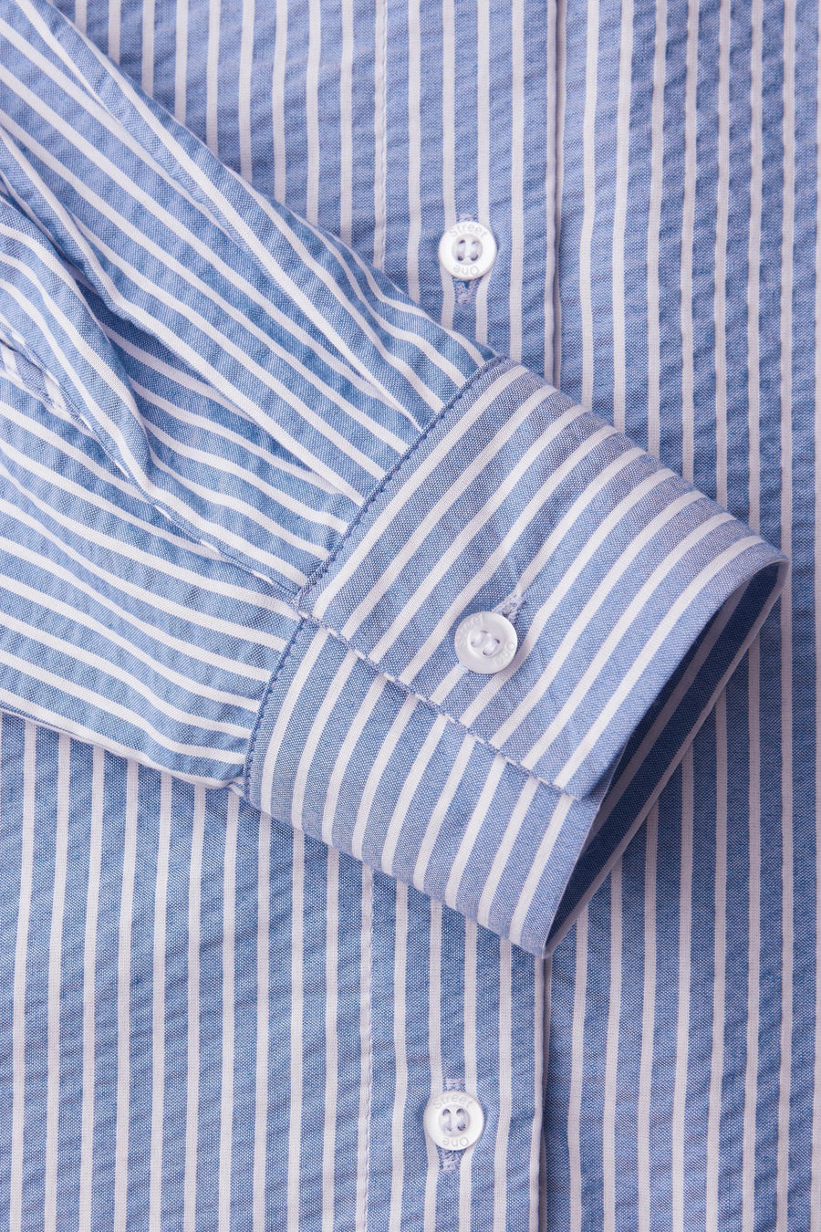 Gestreept blauw-wit overhemd van STREET ONE, van getextureerd katoen, met manchet en knopen.