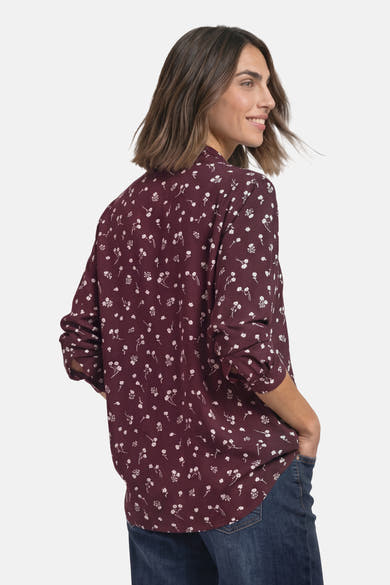 Chemisier rouge à motifs floraux blancs STREET ONE, vu de dos sur un mannequin.