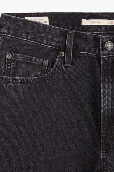 Rechte donkergrijze spijkerbroek van Levi's, met detail van de voorzak en de tailleband.