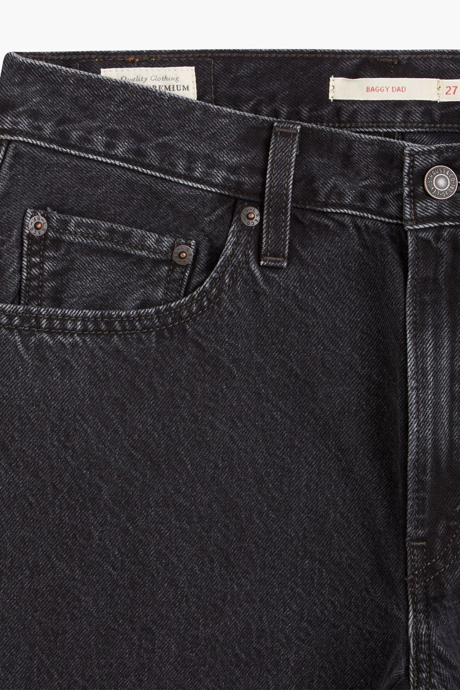 Rechte donkergrijze spijkerbroek van Levi's, met detail van de voorzak en de tailleband.