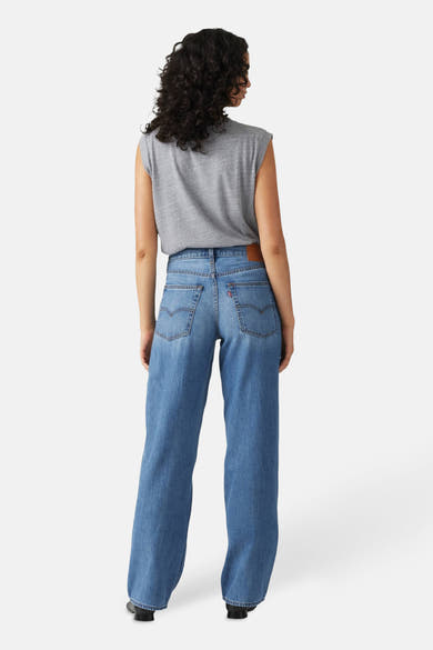 Levi's rechte spijkerbroek in middinblauw denim, met achterzakken en een losse pasvorm.